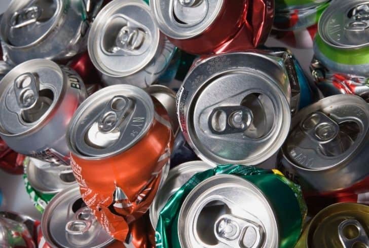 Czyszczenie komina puszkami aluminiowymi