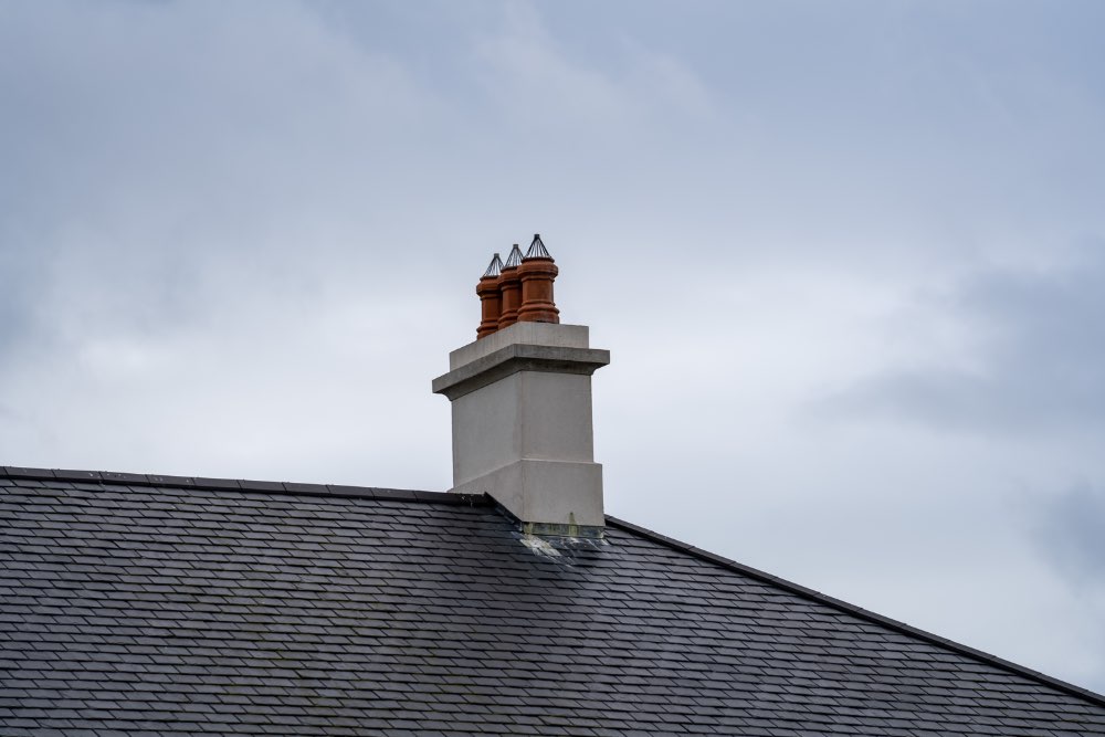 Czym kominiarz czyści komin