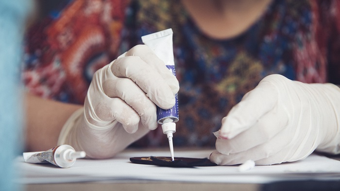 Wybór najlepszego kleju do ceramiki