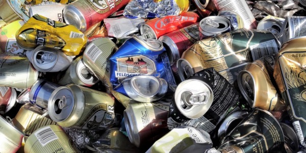 Czy puszki aluminiowe czyszczą komin?