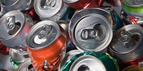 Czyszczenie komina puszkami aluminiowymi