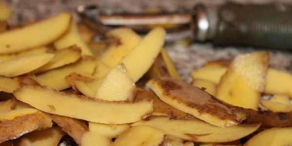 Czy obierki z ziemniaków czyszczą komin?