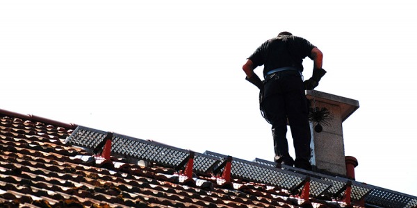 Jak wyczyścić komin ze smoły?