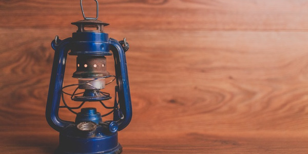 Wybór lampy naftowej – poradnik zakupowy