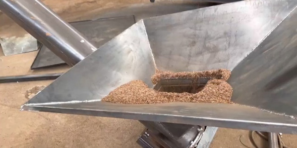 Wybór odpowiedniego podajnika do trocin – kluczowe kryteria