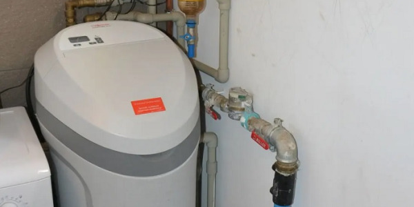 Zmiękczacze wody – jak działają i dlaczego warto je stosować?