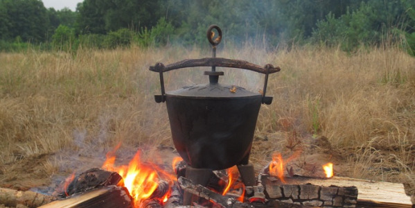 Wybór idealnego kociołka na ognisko – poradnik