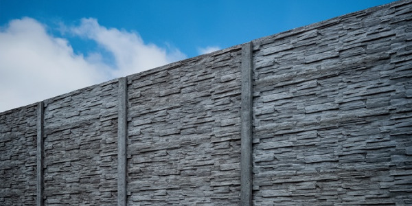 Czy warto inwestować w płot betonowy? Analiza zalet i wad