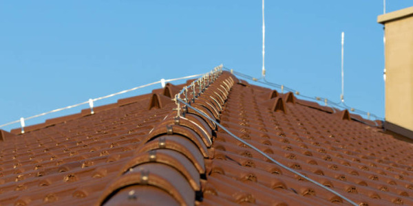 Wybór odpowiedniego piorunochronu – kluczowe kryteria