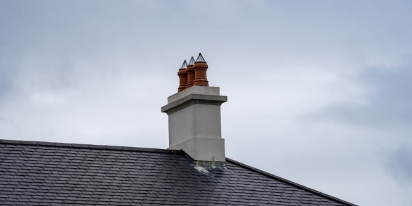 Czym kominiarz czyści komin? Sprawdź narzędzia i metody